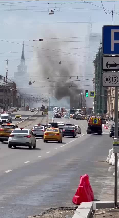 Пожар у Ярославского вокзала в Москве: бытовка горит, два пострадавших