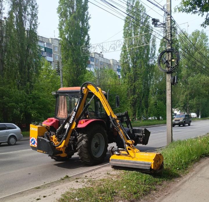 В городе продолжается работа по поддержанию чистоты и порядка на улицах. По информации комитета ЖКХ, 69 сотрудников и 53 единицы техники участвуют в уборке дорог, тротуаров, остановочных павильонов и прилегающих территорий. Особое внимание уделяется влажной уборке, которая позволяет устранить мелкие загрязнения. Также рабочие занимаются покосом травы вдоль дорог, чтобы сделать их более аккуратными и улучшить видимость для всех участников дорожного движения. В ночное время специалисты используют поливомоечные машины для мытья дорог.