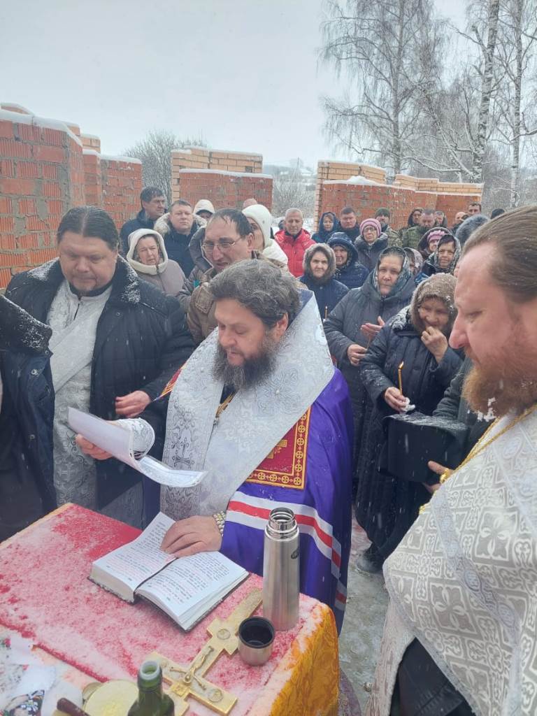 В селе Старые Найманы Большеберезниковского района  состоялась закладка капсулы в основание строящегося православного храма. Он возводится в честь великого святого Николая Чудотворца. Церковь задумана как храм-мемориал в память воинов-интернационалистов и всех воинов СВО, отдавших жизнь за Веру и Отечество.  Символично, что закладка капсулы состоялась 15 февраля, в памятную дату вывода советских войск из Афганистана и в праздник Сретения Господня. Освящение начала строительства совершил епископ Ардатовский и Атяшевский Мелетий.  - Новый храм будет каменным, небольшим, но очень нужным селу: сейчас в нём нет своей церкви, — отметили представители Ардатовской епархии. — Местные жители очень довольны началом такого благого дела. Ведь до революции в селе стояла красивейшая каменная Никольская церковь, которую возводили всем миром. Но в 1935 году церковь была разрушена. Теперь у сельчан снова будет место для молитвы. Новый храм возводится на средства мецената.