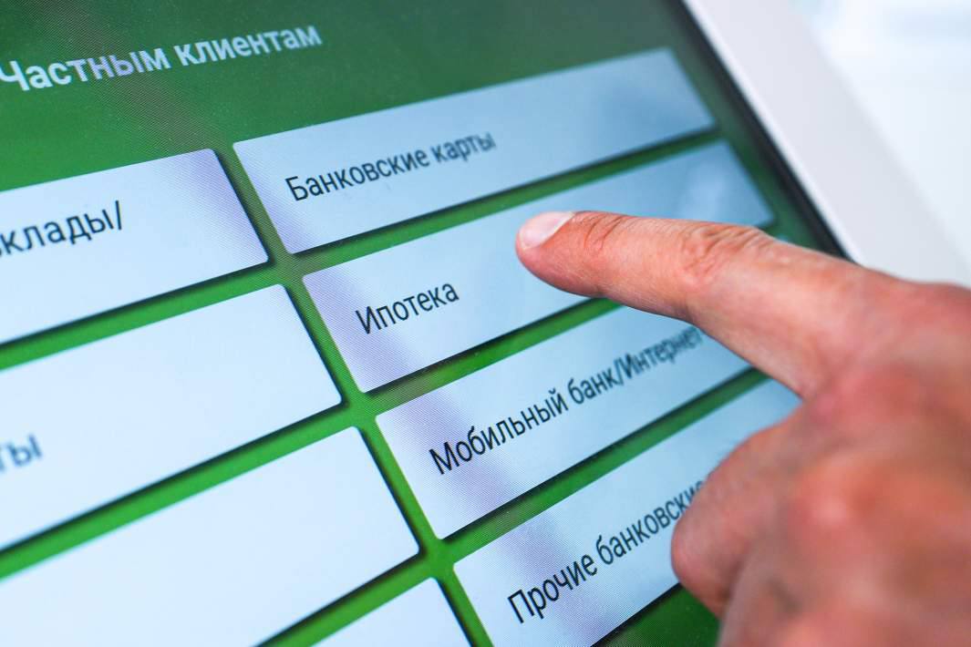 Рассрочка без правил уйдёт в прошлое застройщиков обяжут продавать жильё по честному В отличие от ипотеки рассрочка на недвижимость до сих пор никак не регулируется законом Штрафы за просрочку достигают 50 от суммы долга а квартиры до последнего остаются на балансе застройщика Новый механизм от ЦБ обяжет передавать покупателю право собственности после ввода дома в эксплуатацию с сохранением залога у продавца Условия договора станут прозрачными а предельный штраф ограничат 20 годовых от суммы просрочки Банк России предложил Минфину вдвое увеличить лимит для кредитных каникул с 450 до 900 тыс рублей по потребкредитам Также регулятор хочет обязать банки уведомлять клиентов об оформлении займов через Госуслуги чтобы можно было быстро отреагировать если кредит взяли мошенники kvadratnymaster Фото Извстия