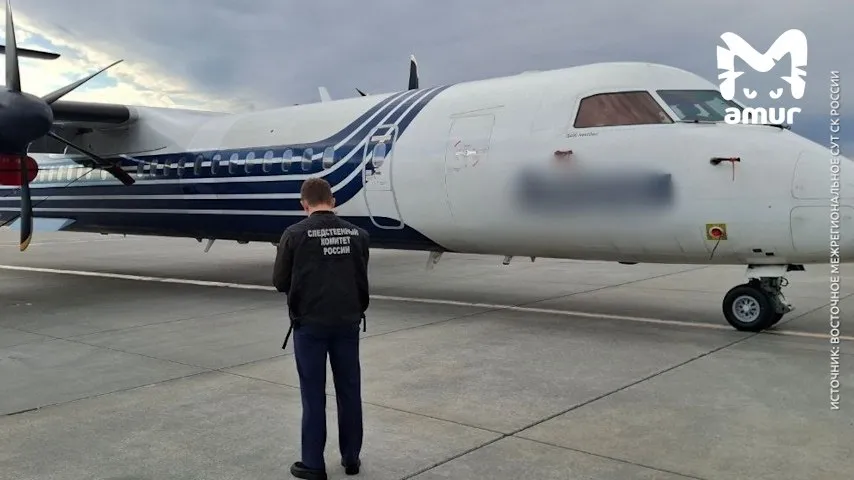 Самолёт Хабаровск Ноглики экстренно сел в Южно Сахалинске из за неисправности Предварительно у De Havilland Canada Dash 8 Q400 во время полёта возникла проблема поэтому борту пришлось срочно уходить на запасной аэродром Никто из пассажиров и членов экипажа не пострадал Начата проверка Сейчас следователи на транспорте выясняют что именно произошло с самолётом   Если не загружаются видео и фото наши новости есть в MAX