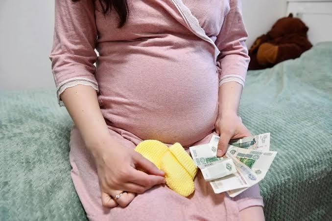 В России максимальное пособие по беременности и родам в следующем году превысит 955 тысяч рублей в 2 5 раза больше чем в 2023 году Два года назад максимальная сумма составляла 383 178 рублей в прошлом году 565 562 а в 2025 м выплата достигла 794 355 рублей Об этом ТАСС сообщил глава Социального фонда Сергей Чирков Чирков отметил что рост выплат стал возможен благодаря изменениям в системе социального страхования объединению фондов введению единого тарифа и созданию общей базы для страховых взносов которая действует с 2023 года По его словам чтобы пособие рассчитывалось из полного среднего заработка женщине достаточно иметь два календарных года официального трудового стажа перед декретом