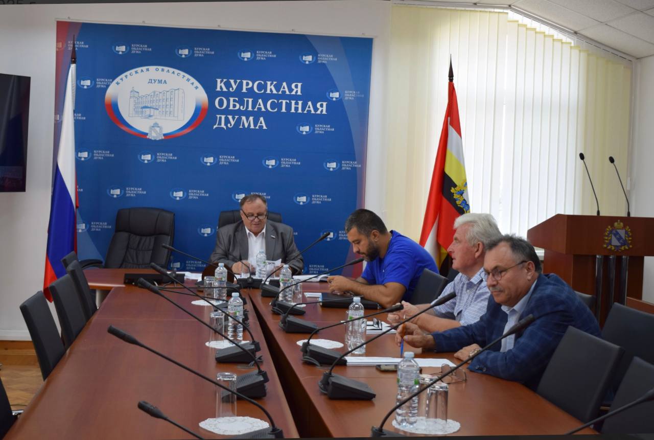 Квоту в 1,2% от общей численности персонала введут для участников СВО в обязательном порядке на предприятиях Курской области. В случае непредоставления такой квоты работодателей будут штрафовать. Размер штрафа уточнят позже. Такой законопроект, внесенный врио губернатора Александром Хинштейном, поддержал постоянный комитет Курской областной Думы по социальной, семейной политике и здравоохранению. Квоту планируется ввести на предприятиях с численностью работников от 100 и более человек. Причем, первоначально в проекте закона предлагалась норма 1 %. После обсуждения ее увеличили. По подсчетам депутатов, после принятия закона на ближайшем заседании регпарламента а его, без сомнений, примут для участников СВО будет выделено порядка 920 рабочих мест. Кстати, как-то и немного получается и общее количество рабочих мест.