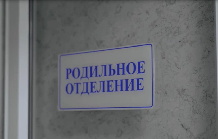 Роддом при больнице №4 Ставрополя остался без горячей воды  Роженицам и так непросто, а теперь еще и с тазиками и чайниками бегать придется или закаливанием заниматься в прямом смысле с пеленок.  Почему приходится терпеть неудобства, рассказал зам главного врача по организационно-методической работе в ГКБ СМП г. Ставрополя Роман Францев:  Ситуация связана с плановыми работами по подготовке к отопительному сезону на котельной Теплосети. С 30 июня по 14 июля в нашем учреждении временно нет горячей воды. Но рады сообщить, что администрация лечебного учреждения созвонилась с Водоканалом и ищет пути решения проблемы. Возможно, горячая вода появится раньше, чем закончатся плановые работы.    Stavropol.Media   Прислать новость