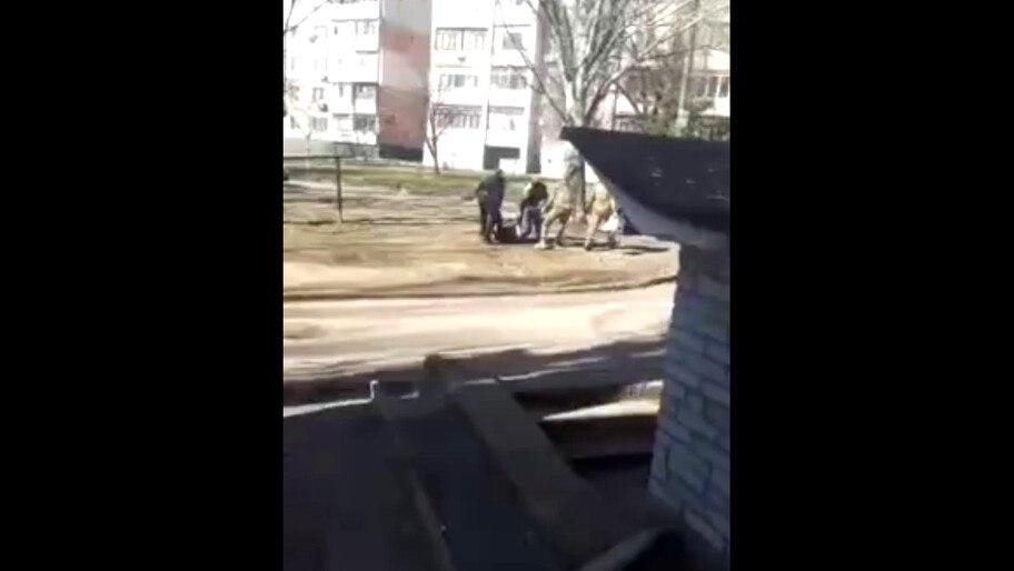 Депутат Рады: взятки в украинских ТЦК могут достигать 2,1 млрд евро в год Сумма нелегальных поборов, которые проходят через территориальные центры комплектования за возможность «откосить» от принудительной мобилизации, могут достигать от 0,8 до 2,1 млрд евро. Такую сумму озвучил депутат Рады Дмитрий Микиша. «Эксперты оценивают от 0,8 до 2,1 млрд евро ежегодный теневой доход только ТЦК. Вдумайтесь в эти цифры 800 млн и 2,1 млрд евро», — подчеркнул он. По данным политика, эти средства люди платят, «чтобы на тебя, например, закрыли глаза на какое-то время». Он добавил, что сотрудники правоохранительных органов в курсе сложившийся ситуации, но никакого реагирования не предпринимают, так как получают долю. Скриншот видеосюжета из украинских соцсетей , VK и ОК и читайте новости на нашем сайте
