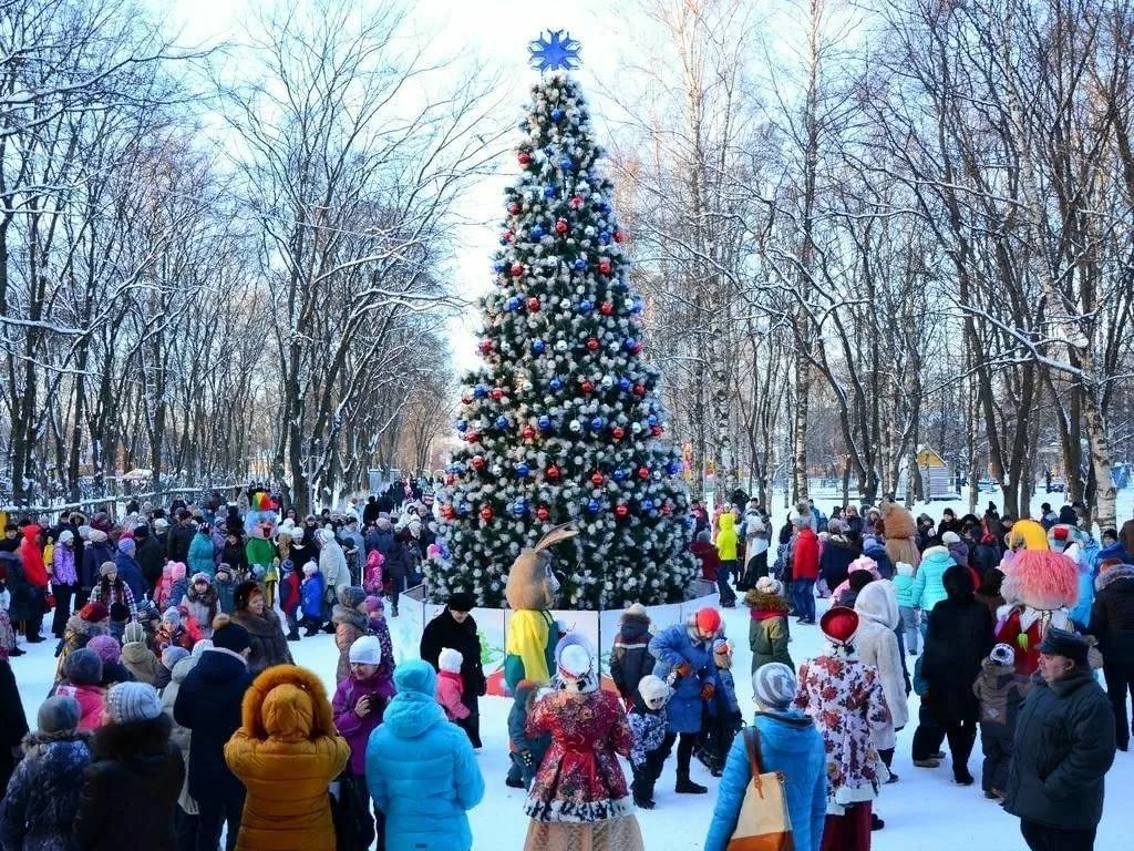 В Россошанском районе отменили массовые новогодние гуляния.  Как утверждают чиновники, в этом году не следует проводить время с друзьями на открытых пространствах. Для детей праздники пройдут в помещениях культурно-досуговых учреждений.    Подписаться    Прислать новость