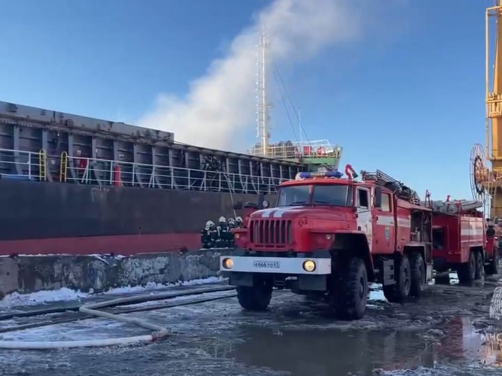 В ликвидации пожара в порту Петропавловска задействованы 45 пожарных Специалисты камчатского управления МЧС России ликвидируют возгорание на китайском судне в морском торговом порту Петропавловска Камчатского сообщает РАИ КАМЧАТКА ИНФОРМ Сообщается что площадь возгорания составляет 100 квадратных метров Тушение продолжается задействованы 45 человек и 7 единиц техники На судне большая партия огромных понтонов прикрепленных к палубе Работами по раскреплению понтонов занимался китайский экипаж сообщили источники информагентства в оперативных службах КАМЧАТКА ИНФОРМ новости Камчатки в Telegram Фоторепортажи и эксклюзивные материалы на kamchatinfo com НАПИСАТЬ НАМ