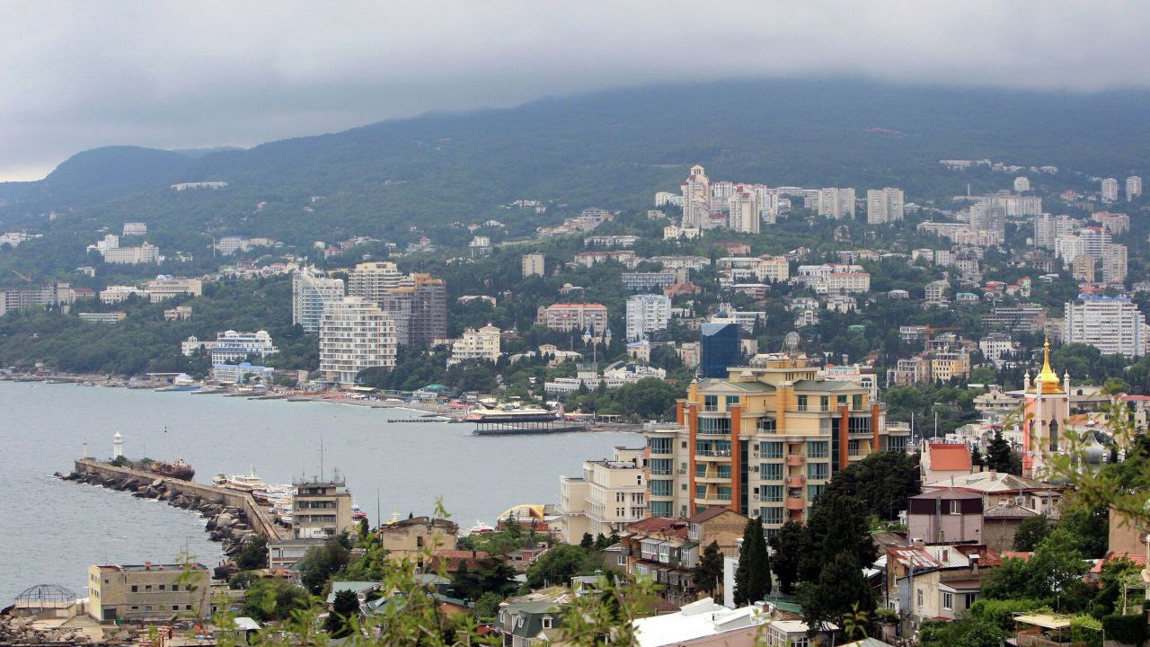 Жители Дальнего Востока активно скупают жильё в Крыму Аксенов Дальневосточники активно покупают недвижимость в Крыму Об этом ТАСС рассказал глава республики Сергей Аксенов По его словам приезжие из ДФО и Сибири скупают дома в поселениях Симферопольского и Бахчисарайского районов Люди выбирают Крым из за более мягкого климата По данным министерства жилищной политики региона средняя цена квадратного метра на вторичном рынке Крыма сейчас составляет 128 049 рублей Это на 18 6 выше средней цены по России Рост цен связан с запуском ипотечных программ и большим спросом на жильё со стороны жителей других регионов Главное про Дальний Восток