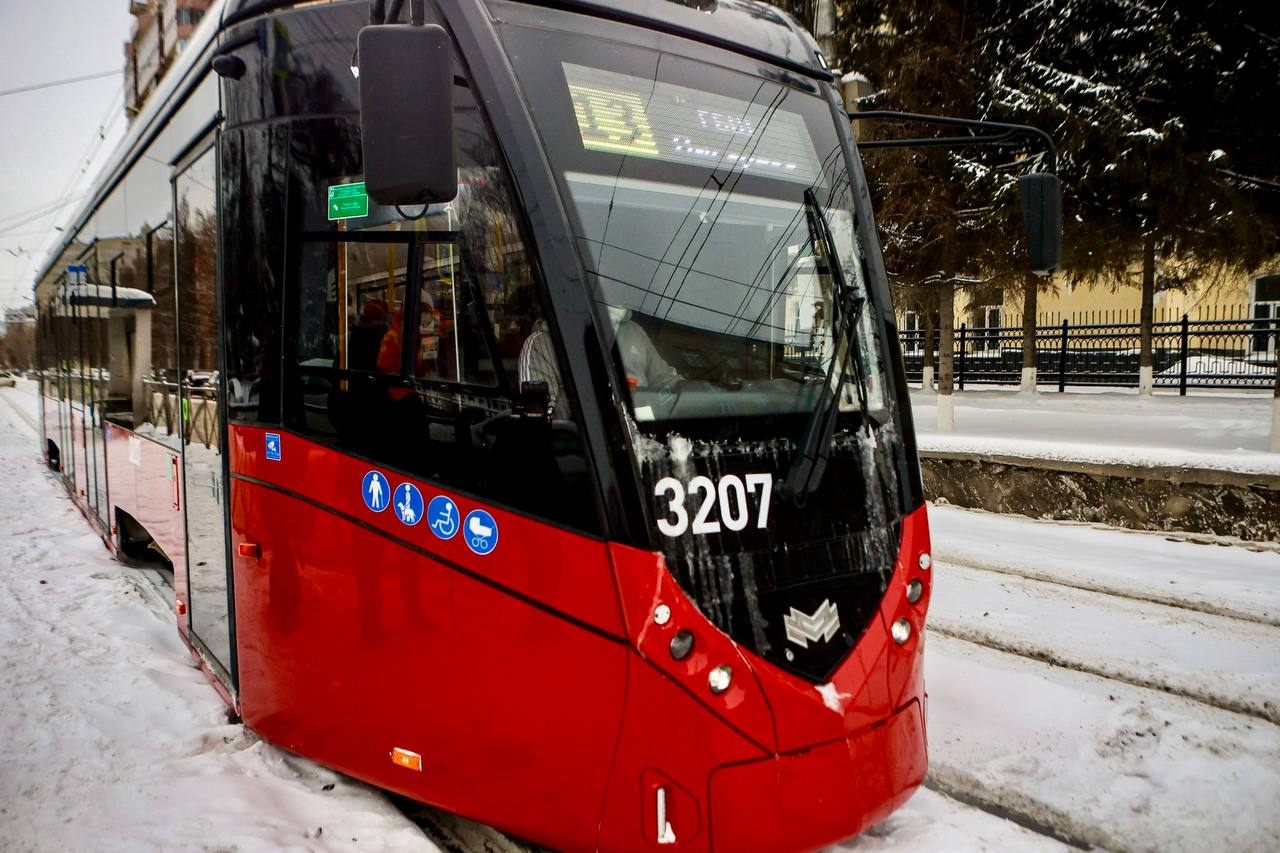 Ещё два новых трамвая 13 готовят к выходу на линию в Новосибирске Четыре из девяти запланированных кузовов новой модели Т701 получил наш город из Минска в этом году Их использовали для модернизации старых трамваев на совместном предприятии БКМ Сибирь Один вагон уже работает на линии ещё два проходят тестовую обкатку После 50 километров прогона они выйдут на 13 й маршрут В ближайшее время ждём поставку пятого кузова К концу года они должны будут обслуживать пассажиров правобережной части города сообщил мэр Новосибирска Максим Кудрявцев После полного укомплектования маршрута 13 новые трамваи будут ставить на 14 й и 11 й Напомним что на новую модель подвижного состава Новосибирск перешёл с 2024 года От прежней версии эта отличается современным дизайном большей долей низкого пола увеличенным количеством дверей и усовершенствованной системой управления Подписаться на канал