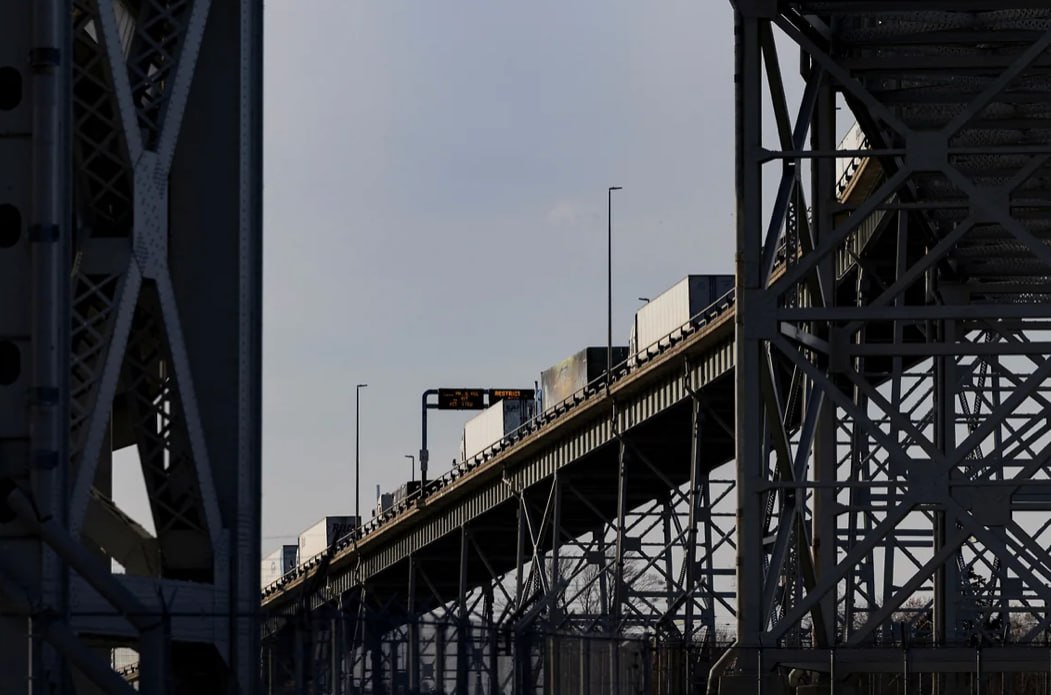 Экономика США в 2025 году выросла на 2 2 после увеличения на 2 8 в 2024 м рост оказался минимальным с пандемийного 2020 года из за развернутых Дональдом Трампом тарифных войн и последствий шатдауна исполнительной власти В 2026 году аналитики ждут более быстрого расширения экономики США но неопределенность может вновь усилиться после того как 20 февраля Верховный суд признал ряд ранее введенных президентом США постоянных пошлин незаконными господин Трамп в ответ временно повысил тарифы на отдельные поставки с 10 до 15 и готовится к закреплению своих протекционистских идей Конгрессом на постоянной основе Emily Elconin Reuters Подписывайтесь на Ъ в Telegram в MAX Оставляйте бусты