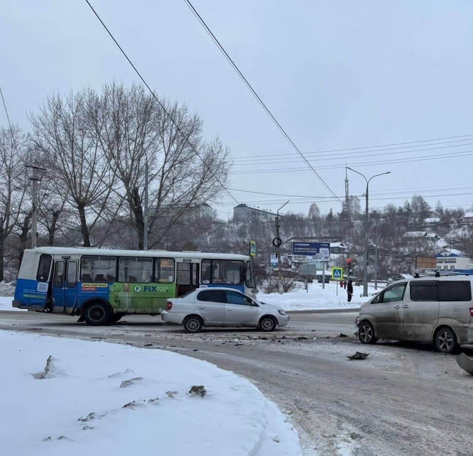 В Бийске в ДТП с автобусом пострадали дети  Авария произошла 12 января в 15.45 на ул. Иркутская, в районе дома № 1а.   Водитель-мужчина, 1966 года рождения, управляя автобусом ПАЗ 4234, не уступил дорогу и допустил столкновение с автомобилем «Тойота Альпхард», за управлением водителя-мужчины, 1984 года рождения, сообщили в полиции.  В результате водитель  и 2 мальчиков 2012 года рождения, находящиеся в автомобиле «Тойота Альпхард», получили телесные повреждения, оказана медицинская помощь, не госпитализированы. Всего в автомобиле находилось пять несовершеннолетних.   По поручению прокурора Антона Германа прокуратурой города Бийска проводится проверка в связи с травмированием детей.  Фото: Прокуратура Алтайского края   Подписывайтесь на "Толк"