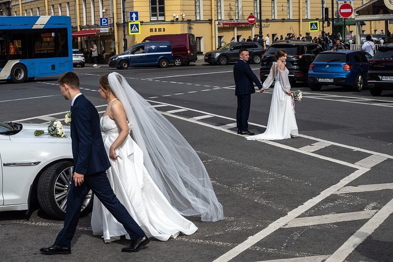 Летний свадебный сезон в Петербурге официально завершился. С мая по сентябрь было создано 27 265 семей. Больше трети из них специально приехали в город, чтобы пожениться.   Новинкой сезона стало продление времени работы ЗАГСов, сочетаться браком можно было до 23:00.  Чаще всего женились во Дворцах бракосочетания на Английской набережной и на Фурштатской улице.  Если среди вас, дорогие наши все, есть молодожены, делитесь своими историями, а мы будем радоваться за вас и поздравлять.    Михаил Огнев / «Фонтанка.ру»     Подпишитесь и участвуйте в нашем розыгрыше iPhone 16