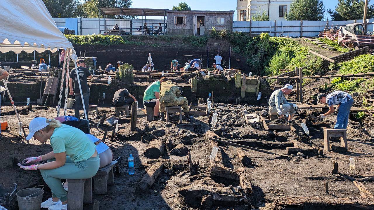 Новгородские археологи просят о помощи.  До начала холодов в Великом Новгороде необходимо спасти уникальные берестяные грамоты. Грядущая осенняя стройка уничтожит ценные артефакты домонгольской истории, предметы Х–ХІІ веков. Работы ведутся на ХVІІ-м Троицком раскопе.  Проблема в том, что ученым не хватает рабочих рук — своими силами они не успевают докопать до самых ценных и древних слоев, в которых «запечатана» история средневековой Руси. Нужны волонтеры! Каждый из них получит участок 2 на 2 метра, чтобы снять слой земли в 10 см, перебрав его руками.