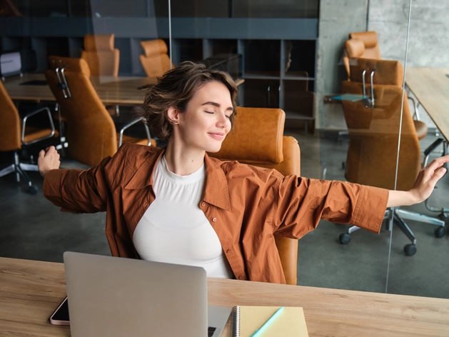 Только 15 нижегородцев получают удовольствие от работы Для 15 жителей Нижнего Новгорода работа является прежде всего призванием а процесс приносит удовольствие Об этом говорят результаты опроса проведенного сервисом SuperJob В трудовых установках еще 54 нижегородцев доминирует прагматизм работа это в первую очередь источник дохода Для молодых работников в возрасте до 35 лет карьерные перспективы 41 важны почти так же как и доход 43 о призвании думают только 6 Среди участников опроса старше 45 лет число ориентированных на доход и призвание респондентов максимально 69 и 19 а как карьерные мотивы играют минимальную роль 5 Деловой квартал НН