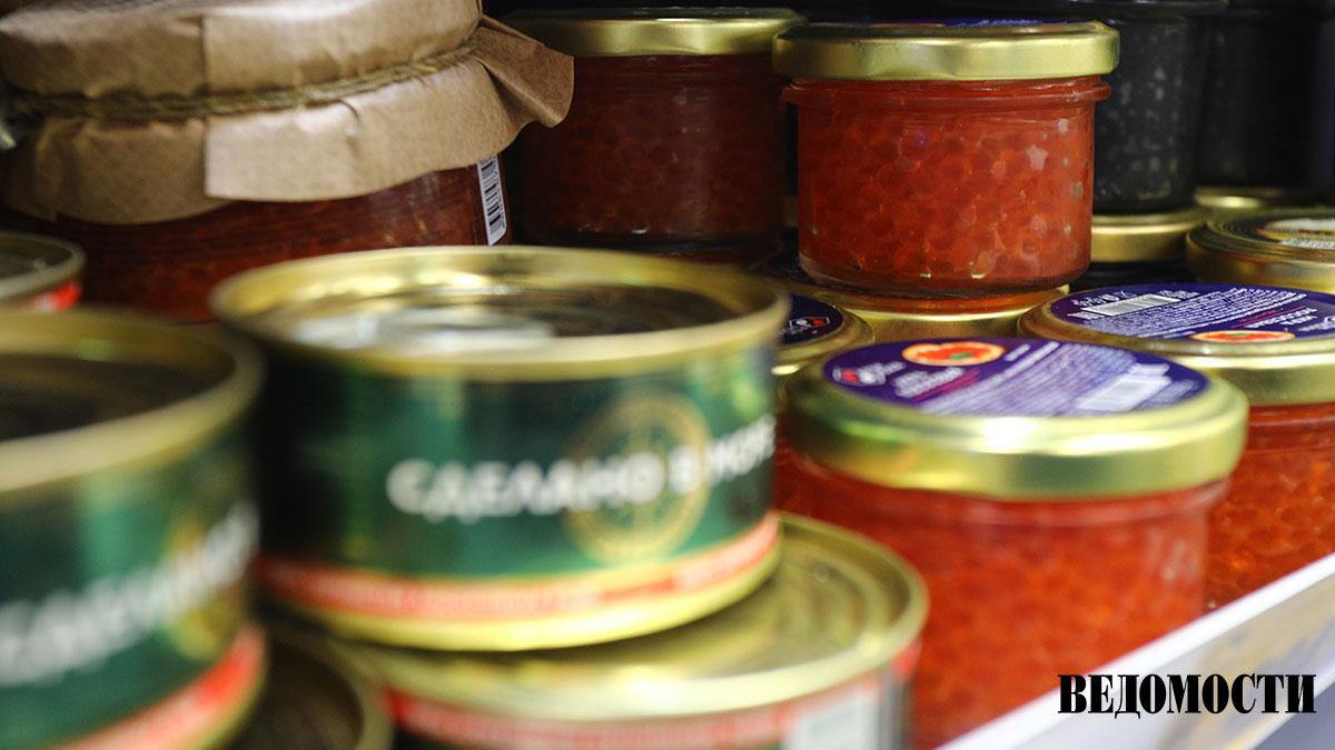 Поставки красной икры на российский рынок выросли в мае августе на 18 год к году Об этом Ведомостям сообщили во Всероссийской ассоциации рыбохозяйственных предприятий предпринимателей и экспортеров По мнению президента ассоциации Германа Зверева рост объемов связан с увеличением вылова тихоокеанского лосося из которого производят свыше 90 красной икры в стране Вторым фактором называют обеление рынка после введения маркировки продукции В конце августа в Рыбном союзе сообщали что в России начали снижаться розничные цены на лососевую икру Сильнее всего подешевела икра нерки на 9 и горбуши на 2 Подпишитесь на Ведомости