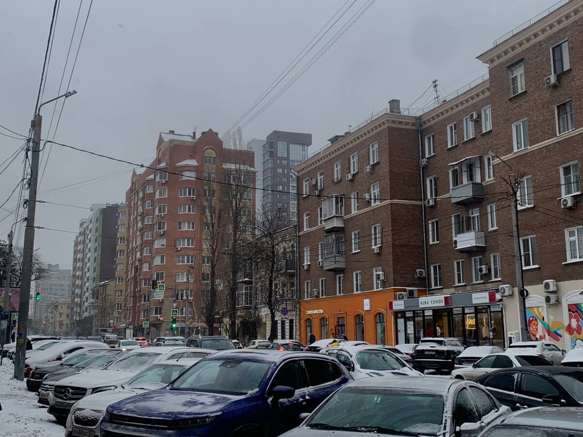 Предложение долгосрочной аренды в Ростове выросло на 60 За декабрь 2025 года в Ростове на Дону количество квартир в долгосрочную аренду увеличилось на 60 а средняя цена снизилась на 9 до 30 700 рублей в месяц Ростов вошёл в число городов с самым заметным падением цен на аренду наряду с Тулой 14 и Липецком 13 По России в целом аренда подешевела на 2 при этом общее предложение выросло на 26 а интерес арендаторов снизился на 8 из за большей доступности ипотеки domostroyrf