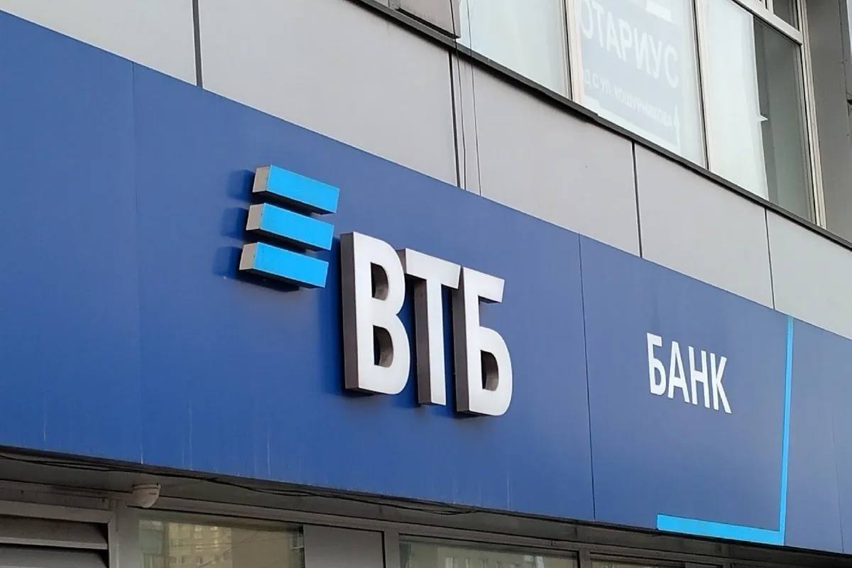 За неделю до заседания Банка России по ключевой ставке крупнейшие банки начали снижать доходность по сберегательным продуктам С 18 июля ВТБ снизил максимальную ставку по продукту «ВТБ-Вклад» до 17,3% годовых; С 18 июля Газпромбанк снизил ставки по всей линейке вкладов до года до 17,6% годовых; С 19 июля Сбербанк снизил ставки по вкладам линеек «Лучший%» и «СберВклад» на срок свыше пяти месяцев — до 15,5% -1,5-2,5 п.п. ; С 21 июля ПСБ снизил ставку по вкладу «Стабильный доход» с ежемесячной выплатой процентов на 1,3 п.п., до 16,7% годовых.