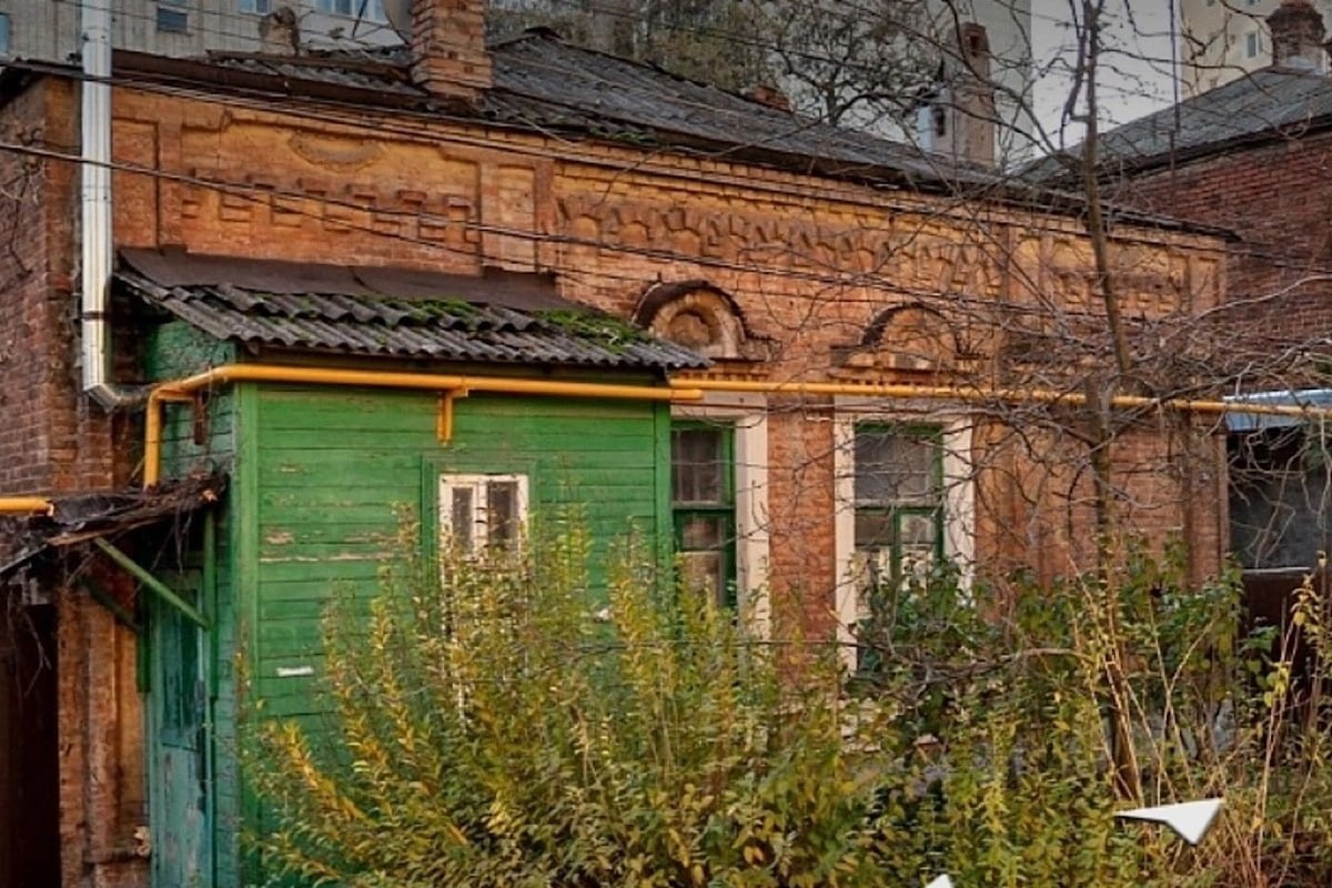 В Ростове снесут вековой дом на улице Тельмана  В Ростове-на-Дону планируется снос векового дома по адресу Тельмана, 134Б. Здание, построенное в 1917 году, находится в аварийном состоянии: стены покрыты глубокими трещинами, а фундамент разрушается. Соответствующее постановление было опубликовано на сайте городской администрации.    Известно, что в 2023 году в доме проводился ремонт системы газоснабжения, работы по восстановлению фасада и фундамента запланированы на 2038 год.    После выплаты компенсаций местным жителям дом будет снесен.   Подписаться на "Новости Ростова"    Прислать новость