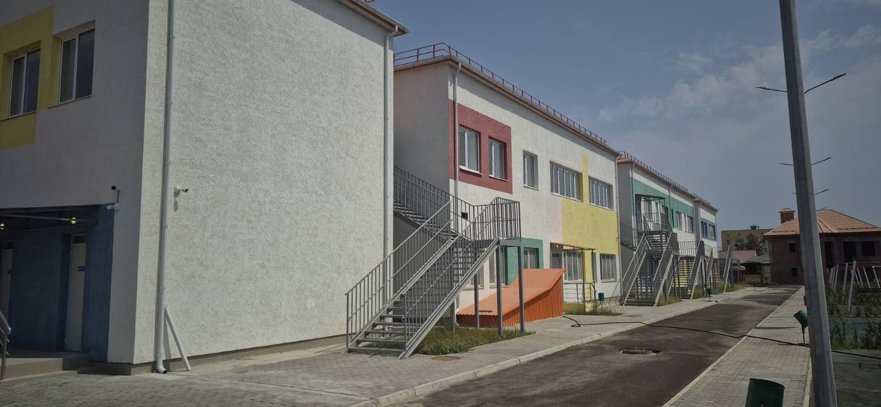 Завершено строительство детского сада на 250 мест в Дербенте сообщает Минстрой Дагестана Объект возведенный в рамках нацпроекта Демография уже внесён в реестр государственного имущества Республики Дагестан Общая площадь здания составляет 5 227 кв метров Новый детский сад предлагает полное дневное пребывание детей включая группы для детей с ограниченными возможностями здоровья Учреждение оснащено всем необходимым для их комфортного и безопасного пребывания светлые и просторные группы с современной мебелью на прилегающей территории создана полноценная инфраструктура для отдыха и развития детей Открыть детский сад планируется с началом учебного года Напомним летом этого года глава Дагестана Сергей Меликов в ходе рабочего визита в Дербент посетил объект и высоко оценил качество выполненных работ