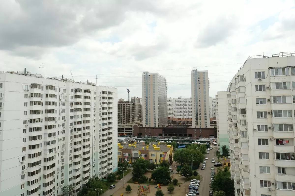 Цены на новостройки в Краснодаре стагнируют относительно прошлого года. По данным аналитиков, в июне относительно мая в среднем по российским городам-миллионникам медианная стоимость метра на первичном рынке снизилась на 0,3%, что можно считать стагнирующим показателем, и составила 186 тыс. рублей. В июне в Краснодаре медианная цена квадратного метра в новостройках составила 148 тыс. рублей. Медианная стоимость квартиры 7,4 млн рублей, а площадь - 49,4 кв. м. Кубанские Новости