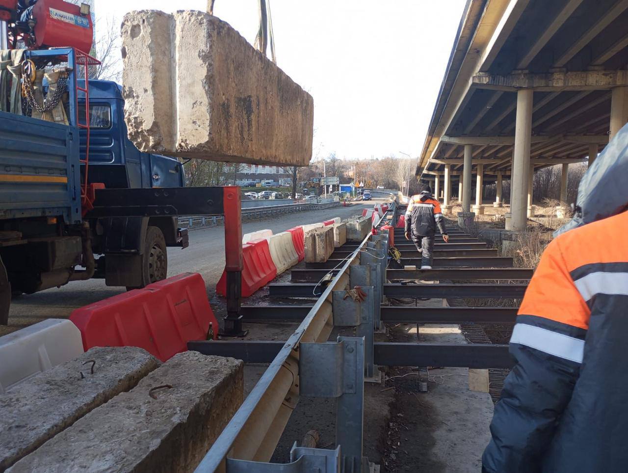 В следующем году планируется  завершить строительство моста через реку Темерник в створе ул. Песчаной.  В феврале этого года проектная документация получила одобрение экспертной организации. Осенью подрядная организация приступила к строительным работам.   Запланирован комплекс работ по устройству конусов насыпи моста, расширению тротуарной части, переустройству ливневой канализации, очистных сооружений, замене перильного и барьерного ограждения.   Объём средств бюджета города, предусмотренный на эти цели в 2025 году, составляет 81,3 млн. рублей.