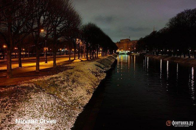 Нева прибывает на фоне потепления Юго западный ветер гонит воду в реки и каналы Петербурга Так выглядят утром берега Мойки На 8 49 уровень воды на набережной Лейтенанта Шмидта составил 94 см превышение над проектным уровнем 109 см Однако бояться рано наводнение фиксируются на водомерном посту Горный институт при превышении отметки в 161 см fontankaspb