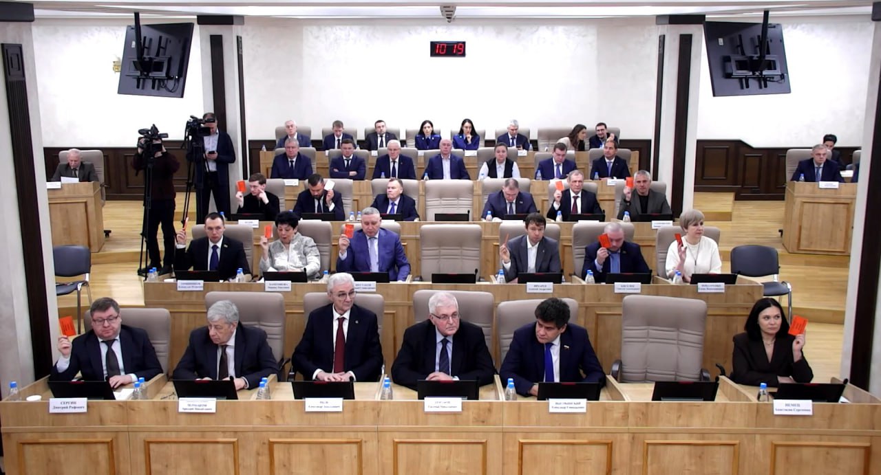 В Екатеринбургской гордуме проходят выборы мэра Екатеринбурга На заседание пришли почти все прошлые главы уральской столицы Сейчас кандидаты представляют свои программы депутатам На пост претендуют три кандидата действующий градоначальник Алексей Орлов директор института экономики Уральского отделения Российской академии наук УрО РАН Юлия Лаврикова и депутат свердловского заксобрания от Справедливой России Патриоты За правду Екатерина Есина Подписывайтесь на Ъ Урал