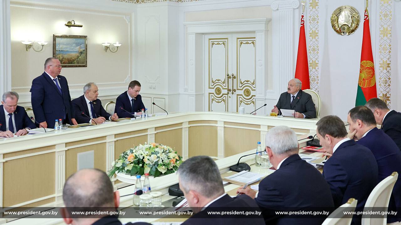 Президент Беларуси Александр Лукашенко 10 ноября собрал совещание о доработке Программы социально экономического развития Беларуси на 2026 2030 годы В начале совещания Глава государства высказался о ситуации на белорусско литовской границе Хочу заявить мы готовы к открытию границы давно Мы ее не закрывали В течение нескольких часов она с нашей стороны может возобновить свою работу Пограничники в целом к этому готовы отметил Президент