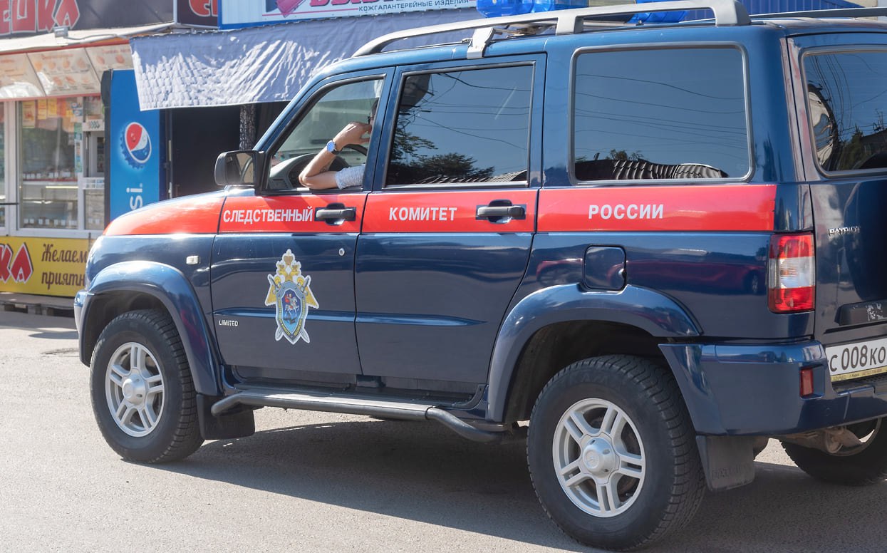 Следствие выясняет обстоятельства утопления двух петербуржцев Следственный комитет возбудил уголовное дело после утопления 15-летней жительницы Санкт-Петербурга. Ведомство также выясняет обстоятельства гибели 19-летнего юноши. Об этом сообщили в ГСУ СКР по городу. Несовершеннолетняя пошла купаться на Среднее Суздальское озеро накануне. Ее тело позже достали из воды. Дело возбуждено по ч. 1 ст. 109 УК РФ причинение смерти по неосторожности . В тот же день в Верхнем Суздальском озере утонул 19-летний молодой человек. По этому факту проводится доследственная проверка. Фото: Игорь Елисеев, Коммерсантъ