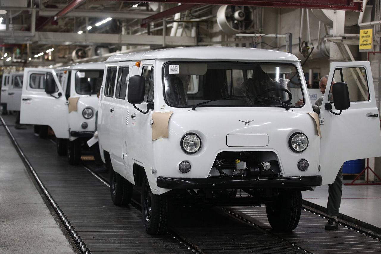 В России сильно подорожали «буханки» Автомобиль уже подорожал до 1.65 млн рублей минимальной комплектации, а её экспедиционный вариант теперь оценён в 1,95 млн ₽. С начала года цены уже выросли почти на 200 тыс. ₽, и это второе повышение за полгода при такой же комплектации. Гуд Афтенун Новости