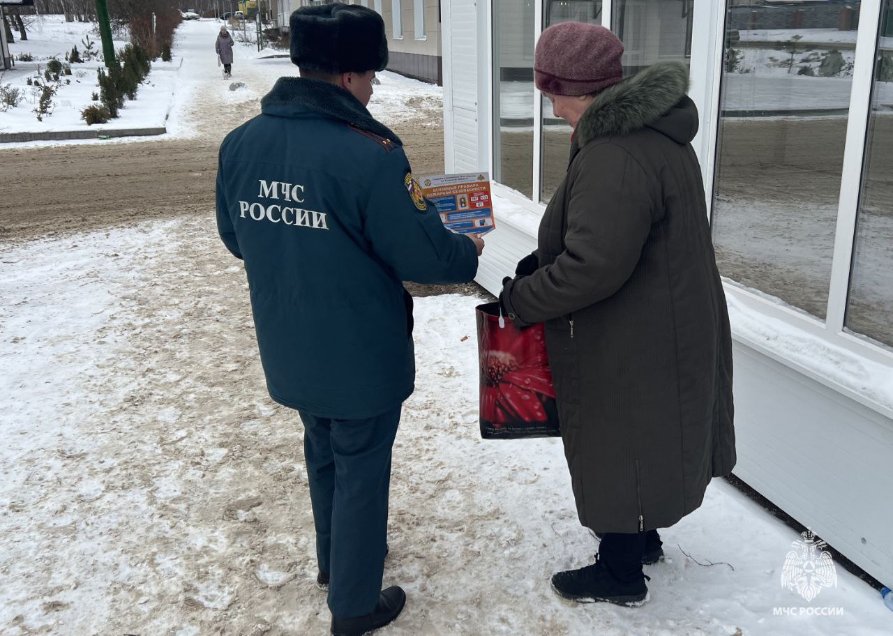 В Суворове и Венёве спасатели рассказали о пожарной безопасности   У беды нет выходных. Именно поэтому сотрудники государственного пожарного надзора продолжают работу по обучению населения правилам безопасности и в праздничные дни. Цель - предупреждение возникновения пожаров и травмирования людей на них.  Профилактические беседы спасатели провели в пункте временного размещения граждан Суворовского района и на улицах города Венева. Сотрудники МЧС России напомнили правила пожарной безопасности при обращении с электронагревательными приборами, печами, пиротехническими изделиями, правила пользования огнетушителем, а также рассказали об основных причинах пожаров.  МЧС России напоминает: в случае обнаружения пожара или признаков горения незамедлительно сообщай в пожарную охрану по телефонам 112 или 101.   МЧС Тульской области  подписаться