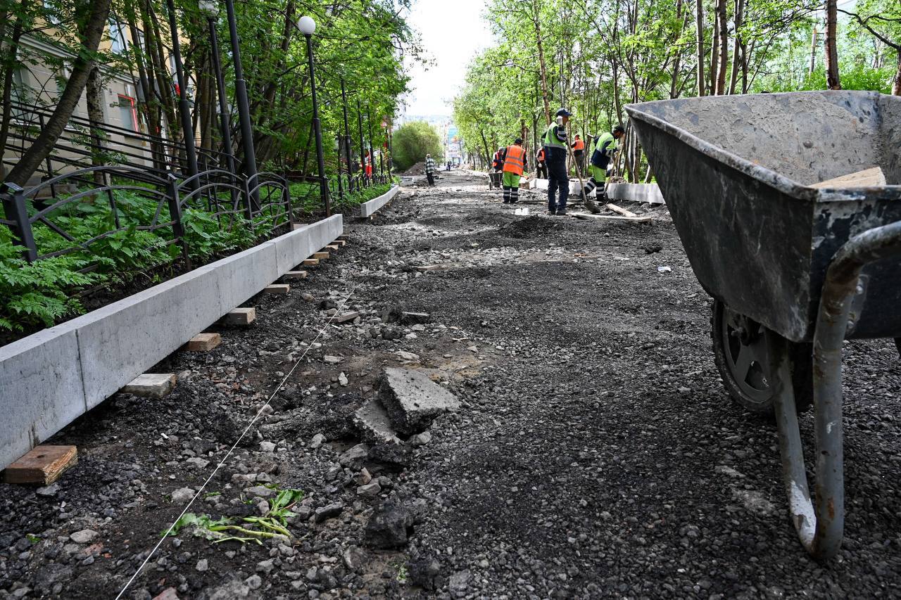 В городе Мурманске продолжаем реализацию нацпроекта «Инфраструктура для жизни», в рамках которого запланировано обновление 10 объектов улично-дорожной сети. На улицу Полярные Зори, от проспекта Ленина до улицы Карла Маркса, подрядчик вышел еще 1 мая, 5-го начались демонтажные работы. Сейчас продолжается укладка выравнивающего слоя асфальтобетонного покрытия проезжей части и установка бортового камня. Общий процент готовности на объекте — 44%. На этом объекте будут отремонтированы 1,8 км дорожного полотна, обновлены 16 849 кв. метров тротуаров, восстановлены колодцы, обустроены пешеходные дорожки и установлены ограждения. #нацпроект #инфраструктурадляжизни #насевережить