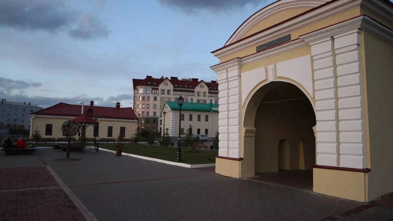 На День города в Омске выступят "Братья Грим и "Инь-Ян". Вдобавок к вечернему концерту на Соборной площади, в Омской крепости пройдет концерт еще двух групп. Программа начнётся 2 августа в 14:00. Омичи увидят и услышат группы "Братья Грим" и "Инь-ян". Организатором концерта стал "Омский бекон". На других площадках выступят приглашённые и омские звезды: Юлианна Караулова и Виталий Гогунский, а также артисты Омского русского народного хора и Омский Губернаторский камерный оркестр под управлением дирижера Григория Вевера с программой "Рок на струнных. Написать в редакцию можно здесь.