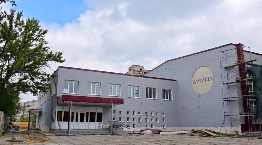Специалисты публично-правовой компании «Единый заказчик в сфере строительства» и подрядной организации приступили к финальному этапу ремонтно-восстановительных работ в Северодонецкой детско-юношеской спортивной школе № 2. Об этом ЛИЦ сообщили в пресс-службе компании. «Общая площадь здания школы 1971 года постройки составляет 2,3 тыс. кв. метров. Строители уже устранили все конструктивные повреждения, усилили несущие конструкции и стены, отремонтировали кровлю и заменили остекление. Внутри и снаружи здания спортивной школы специалисты ведут отделочные работы и пусконаладку инженерных систем. Завершить полный комплекс ремонтно-восстановительных работ на объекте планируется летом текущего года», — рассказали в пресс-службе. #молодежь