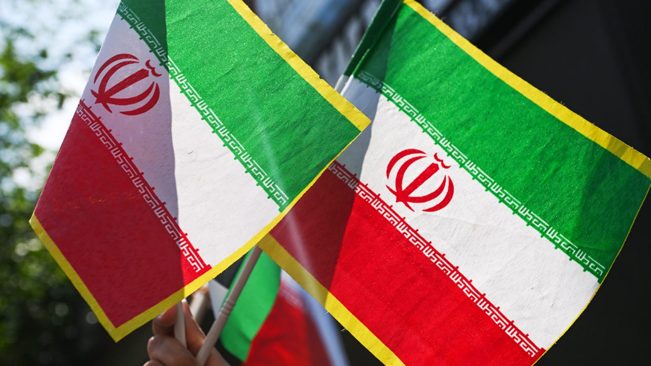 Иран бойкотирует жеребьевку ЧМ 2026 по футболу в США Иранская делегация бойкотирует жеребьевку чемпионата мира 2026 по футболу которая пройдет в Вашингтоне США 5 декабря Причина такого решения Ирана отказ властей США выдавать въездные визы некоторым членам иранской делегации Мы сообщили ФИФА что принятые решения не имеют никакого отношения к спорту и что члены иранской делегации не будут участвовать в жеребьевке чемпионата мира говорится в сообщении Иранской федерации футбола для AP