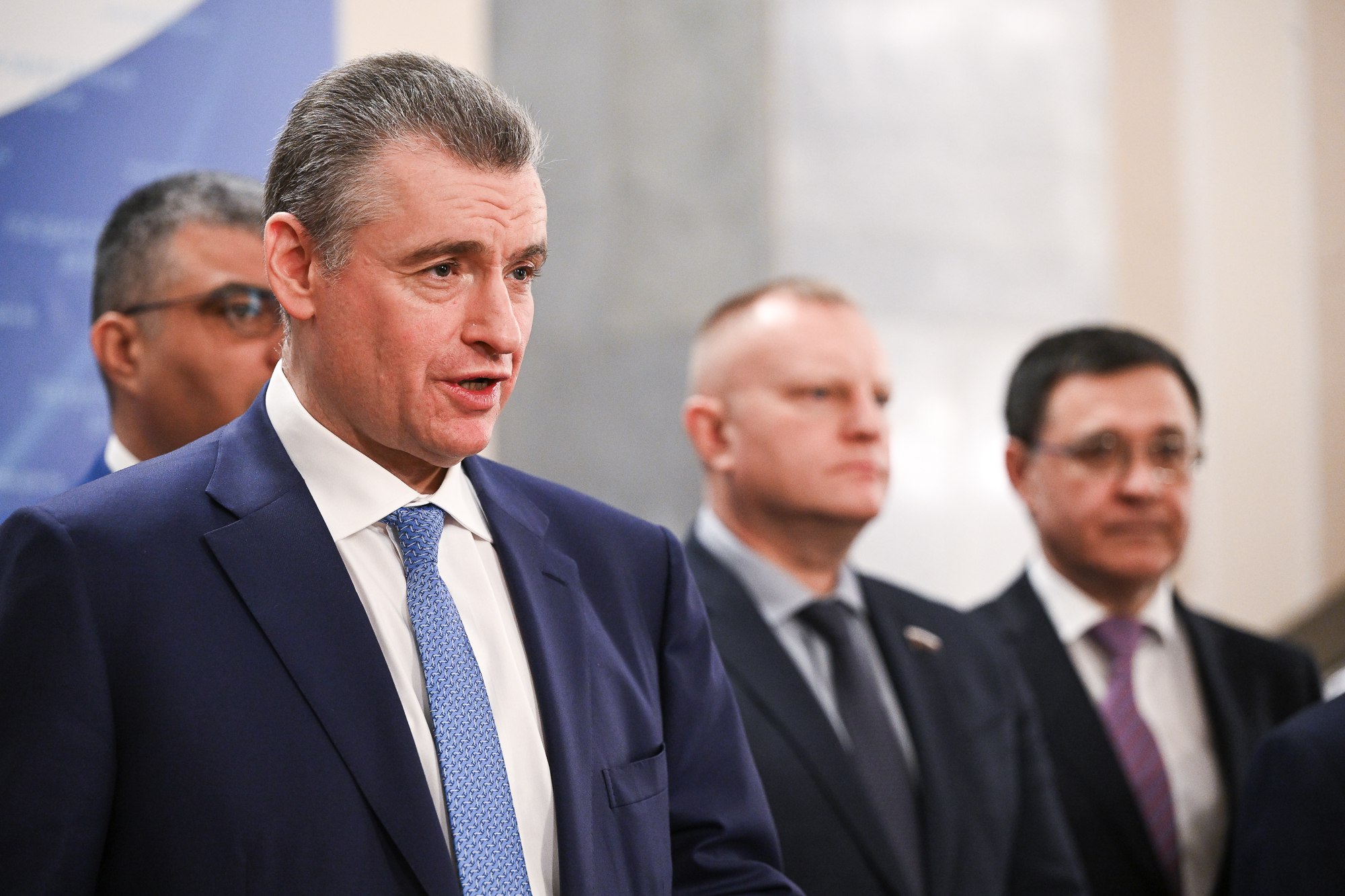 ЛДПР предлагает присвоить звание Ветеран труда многодетным матерям Лидер ЛДПР Леонид Слуцкий анонсировал законодательную инициативу о присвоении почетного звания Ветеран труда женщинам воспитавшим троих и более детей до 18 лет Этот законопроект готовится по итогам прямой линии с Президентом РФ Владимиром Путиным Инициатива может напрямую коснуться тысяч семей Омской области открыв доступ к льготам по ЖКУ проезду и другим мерам соцподдержки Антон Берендеев руководитель фракции ЛДПР в Законодательном Собрании Омской области Для Омской области где сильны семейные ценности эта инициатива крайне важна Материнство это титанический ежедневный труд Мы готовы всесторонне поддерживать этот законопроект и работать над дополнительными мерами поддержки омских многодетных семей