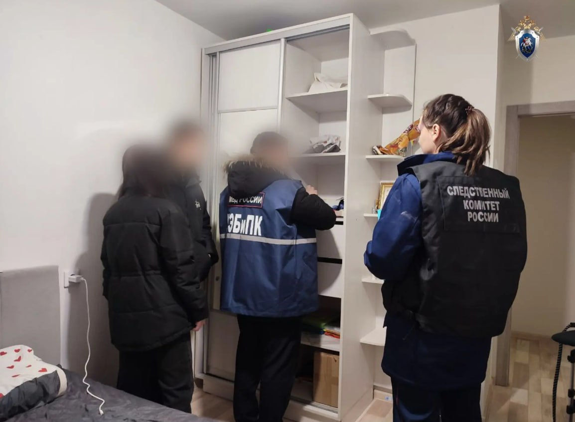 Работника завода в Челябинске задержали за слив информации бизнесмену В Советском районе силовики задержали 36 летнего начальника бюро закупки услуг по содержанию и ремонту оборудования филиала одного из местных заводов Мужчине вменили коммерческий подкуп в крупном размере В отношении него возбуждено уголовное дело по пункту г части 7 статьи 204 УК РФ прокомментировали в СК По данным следствия с 1 декабря 2022 года по 27 января 2025 го подозреваемый получил от директора коммерческой фирмы более 220 тысяч рублей за предоставление конфиденциальных данных о ценовых предложениях поставщиков конкурентов и предполагаемой стоимости на услуги Эти сведения помогли бизнесмену заключить договор подряда с филиалом завода а сотрудник предприятия в свою очередь обеспечил тому своевременную оплату Дома и на работе у фигуранта прошли обыски Сейчас решается вопрос о предъявлении ему обвинения и избрании меры пресечения