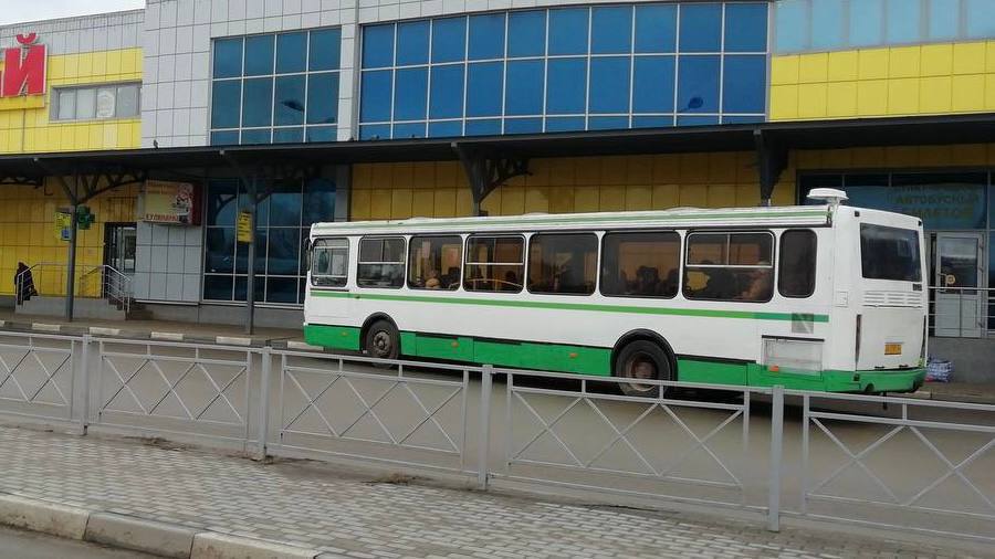 Жители Калужской области завалили жалобами губернатора жалобами по поводу расписания автобуса  Юхнов-Обнинск   «Чиновники отказываются сделать удобным для пассажиров расписание автобуса Юхнов-Обнинск. Летом 2024 года администрация Юхнова запросила у нас востребованное время рейсов. Мы его направили, состыковали с электричками. И что в итоге? Расписание установили совершенно другое, не удобное людям».    В минтрансе ответили, что перед тем, как ввести в действие такое расписание, провели голосование на платформе ПОС: «По результатам голосования 64% респондентов поддержали действующее расписание по маршруту. Поэтому движение по маршруту будет осуществляться по установленному расписанию».   Только в своем ответе чиновники не указали абсолютное число голосовавших. А их всего 55 человек. При том, что в районе проживает более 10 тысяч жителей.