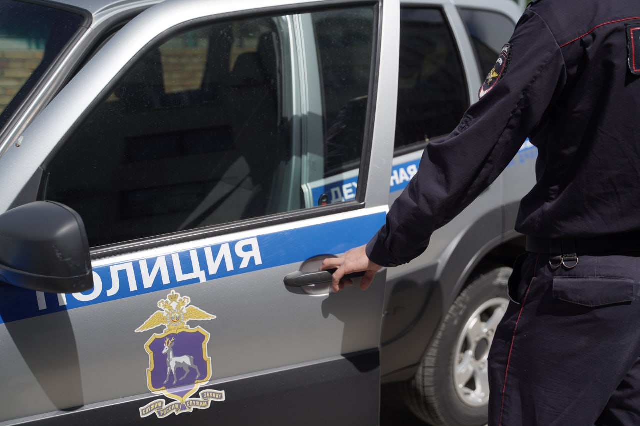 Полиция Краснодона установила личность хулигана, который приставал к девушкам в парке Сотрудники полиции в Краснодоне установили личность восьмиклассника, который совершал хулиганские действия в отношении девушек в парке имени «Молодой гвардии» в Краснодоне, сообщила пресс-служба МВД ЛНР. Видео инцидента распространилось в сети. Подросток признался, что во время прогулки с новыми знакомыми увидел девушку, которая ему понравилась, и начал вести себя непристойно. Его мать привлечена к административной ответственности за ненадлежащее исполнение родительских обязанностей по ч. 1 ст. 5.35 КоАП РФ.