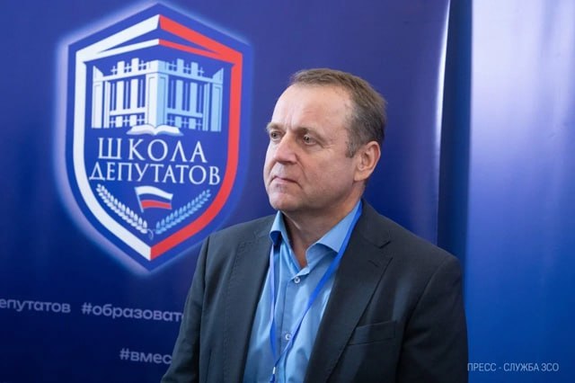 В Вытегорском районе на выборах зарегистрирован и.о. главы района Николай Азаданов на фото, по округу №11 . При этом в документах ТИКа он обозначен как "старший специалист управделами администрации района". Депутаты в муниципальных округах работают не на освобожденных должностях. То есть теоретически сотрудник администрации может оказаться депутатом, контролирующим главу муниципального округа. При этом сотрудник будет подчиняться этому главе по основной работе. Ерунда какая-то. Избиратели могут избавить господина Азаданова от двусмысленного положения. На этом же округе выдвинулись: Сергей Абрамков, "Яблоко", 1972 г.р., главный энергетик вытегорской строительной компании; Олег Борняков, "Партия пенсионеров", 1983 г.р., гендиректор череповецкой фирмы, торгующей бытовой техникой. Анастасия Тарасова, "Новые люди", 2006 г.р., студентка из Вологды. Анна Титова, "Справедливая Россия", 1981 г.р., предприниматель, действующий депутат. Екатерина Чупрова, ЛДПР, 1998 г.р., домохозяйка.