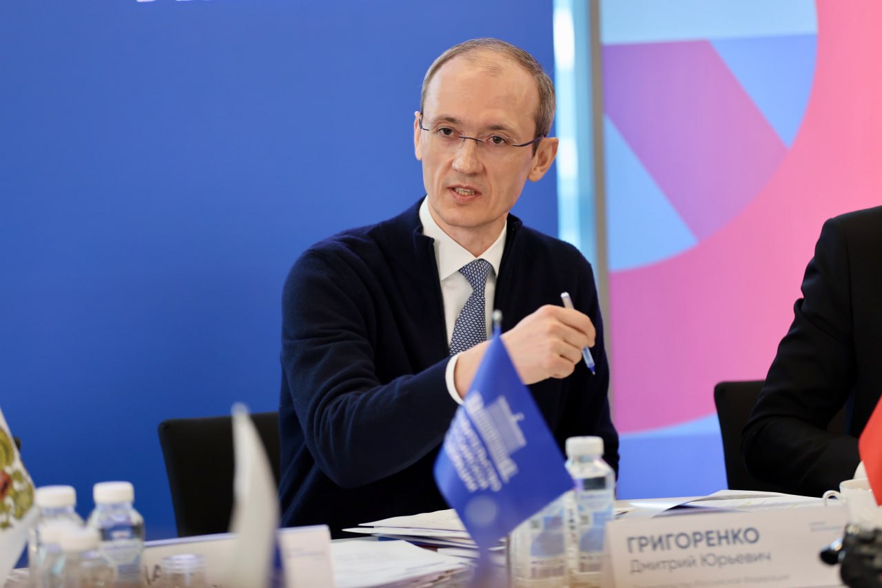 Дмитрий Григоренко Правительство утвердило правила маркировки звонков с бизнес номеров С 1 сентября этого года все операторы связи с сети которых звонят организации и индивидуальные предприниматели будут обязаны передавать информацию об инициаторе звонка Так при входящем вызове на экране своего телефона человек увидит наименование компании или ИП либо их коммерческое обозначение категорию вызова в зависимости от основного вида деятельности звонящего например Банк Реклама Недвижимость Услуги связи Правительство системно повышает безопасность граждан в цифровой среде и внедрение маркировки звонков важный шаг в этой работе В результате человек сможет увидеть на экране своего телефона не просто неизвестный номер а название компании и цель звонка Это лишает мошенников их главного инструмента анонимности и позволяет гражданам надежно фильтровать нежелательные и потенциально опасные звонки отметил вице премьер руководитель аппарата Правительства Дмитрий Григоренко Эта мера часть системной работы Правительства по защите граждан в цифровой среде В начале этого года был принят первый пакет мер против мошенников Он включает порядка 30 инициатив в том числе маркировку звонков от организаций Работа по подготовке антимошеннических мер ведется под кураторством вице премьера Дмитрия Григоренко Новости Правительства России