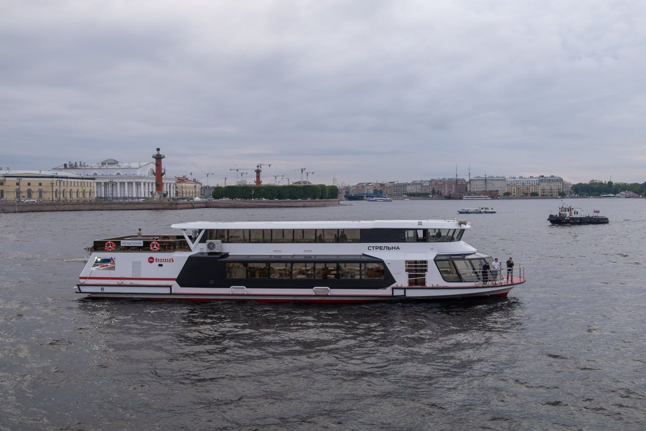 Новое электросудно «Стрельна» представят на ПМЭФ-2025 С 18 по 20 июня на причале «Эрмитаж Нижний» в рамках Петербургского международного экономического форума будет проходить презентация электросудна «Стрельна» — первого в серии «Москва 2.0», построенной по заказу АО «ВодоходЪ. Пассажирский порт» на верфи «Эмпериум». С июля судно выйдет в коммерческую эксплуатацию: прогулки по Неве с выходом в Финский залив и возможность аренды для корпоративных мероприятий. Проект «Москва 2.0» — это обновлённая версия советской серии Р-51. Электродвигатель обеспечивает движение без шума, вибрации и запаха топлива. На борту — ресторан, бизнес-зал и две зоны на верхней палубе. Вместимость — до 140 пассажиров. Эксплуатация судов этой серии также рассматривается в других городах — Москве, Уфе, Ярославле, Нижнем Новгороде и Перми. Все подробности — в материале RTN.