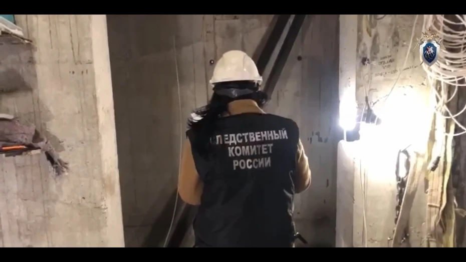 Обвиняемый в гибели 3 рабочих в шахте лифта в Воронеже предстанет перед судом Прокуратура утвердила обвинительное заключение по делу 43 летнего начальника участка подразделения монтажной службы компании Воронежлифтмонтаж В октябре 2024 года на стройке дома по улице Донбасской мужчина не обеспечил безопасные условия труда своим подчиненным Из за этого во время установки лифта подъемник с тремя рабочими в возрасте 32 33 лет и 41 года сорвался вниз с 18 го этажа Все они погибли Начальник участка монтажной службы обвиняется по ч 3 ст 216 УК РФ нарушение правил безопасности при ведении строительных или иных работ повлекшее по неосторожности смерть двух или более лиц максимальное наказание по которой семь лет лишения свободы Подписывайтесь на канал РИА Воронеж в Max