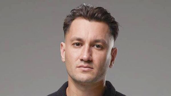 Исполнителя "Между нами тает лед" осудили на Украине за любовь к России Винницкий городской суд заочно приговорил основателя лейбла Kruzheva Music, украинского продюсера, работавшего с группами Quest Pistols, "Нервы" и "Грибы" Юрия Бардаша к 10 годам лишения свободы "за пропаганду войны и поддержку России", а также конфискации имущества. Об этом сообщила пресс-служба суда