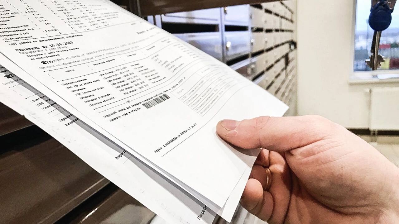 С 1 марта 2026 года россияне начнут получать платежки за ЖКУ не 1 го а до 5 го числа каждого месяца Как сообщил член думского комитета по ЖКХ Александр Якубовский эта мера позволит УК избегать ошибок в начислениях а гражданам реже сталкиваться с необходимостью перерасчетов Кубанские Новости   Мы в MAX
