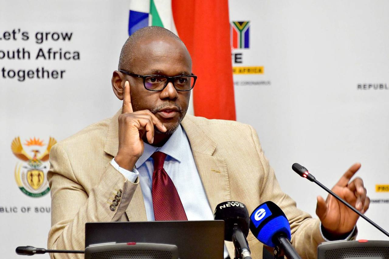 Страны G20 должны осудить решение США об исключении ЮАР из объединения на фоне заявлений Штатов о том что ЮАР не получит приглашения на встречи G20 в том числе на саммит в 2026 году Об этом заявил пресс секретарь президента ЮАР Винсент Магвенья Он назвал действия США посягательством на многостороннюю дипломатию и подчеркнул что все члены G20 должны отвергнуть такой подход Мы призвали членов организации четко выражать свои взгляды поскольку они выразили нам как поддержку так и неприятие позиции и решения США по этому вопросу принятого в одностороннем порядке органом который принимает решения на основе консенсуса сказал Магвенья Магвенья подтвердил что ЮАР не будет призывать к бойкоту мероприятий Группы двадцати во время председательства США однако будет выступать за сохранение в повестке дня организации вопросов которые обсуждались на саммите G20 в Йоханнесбурге вне зависимости от отношения к ним США Африканская инициатива Подписаться