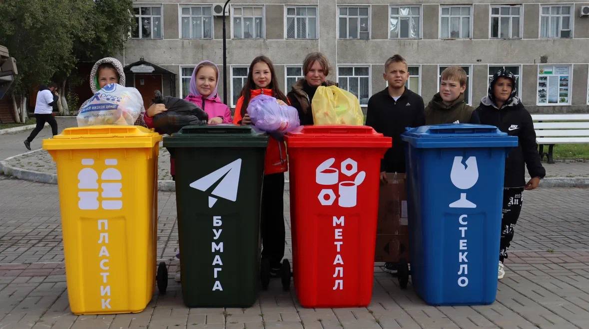 Экологический автопробег охватит 16 районов Омской области Масштабная экологическая акция пройдет с 14 мая по 4 июня. Главная цель - популяризация правильного обращения с отходами среди жителей сельских территорий. Экологический автопробег стартует в Исилькуле. Колонну возглавят мусоровоз и брендированный экомобиль регионального оператора по приему вторсырья. Маршрут автопробега: Исилькульский, Полтавский, Шербакульский, Азовский, Одесский, Таврический, Павлоградский, Русско-Полянский, Нововаршавский, Черлакский, Кормиловский, Оконешниковский, Калачинский, Нижнеомский, Москаленский и Марьяновский районы. Экологический автопробег проходит в Омской области во второй раз. В сентябре прошлого года организаторы посетили 14 муниципальных районов, где рассказали местным жителям о важности правильного обращения с отходами, очистили территорию райцентров, а также собрали 12 тонн вторичного сырья и порядка 5 тонн мусора.