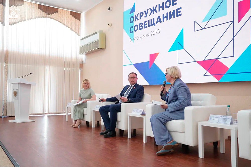 Кузбасс принимает окружное совещание по развитию образования На двухдневное мероприятие собрались порядка 150 представителей сферы образования со всего Сибирского федерального округа. На площадке Института развития образования Кузбасса выступил глава региона Илья Середюк. «Ключевой темой для нас остается подготовка кадров для новой экономики Кузбасса. Мы должны выработать единые подходы к решению проблемы нехватки специалистов, определить основные направления, которые необходимо развивать с учетом экономики сибирских регионов. Например, Кузбассу нужны кадры для базовых отраслей: машиностроения, сельского хозяйства, металлургии, химии, туризма», — отметил губернатор Кузбасса Илья Середюк. Приоритет работы — привлечение учителей в школы. Для этого действует федеральная программа «Земский учитель», региональная — «Учитель Кузбасса». Благодаря этому учителя получают поддержку в размере 1 млн рублей при устройстве на работу в школы сельских территорий и малых городов.