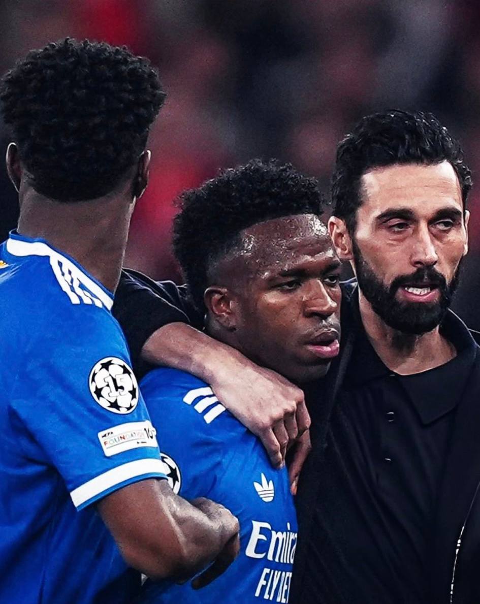 Винисиус опубликовал официальное заявление Расисты это прежде всего трусы Им нужно засовывать футболки в рот чтобы показать насколько они слабы Но у них есть защита от тех кто теоретически обязан их наказывать Ничего из того что произошло сегодня не ново в моей жизни или в жизни моей команды Я получил желтую карточку за празднование гола Я до сих пор не понимаю почему Мне не нравится появляться в таких ситуациях особенно после большой победы и когда заголовки должны быть о Реале но это необходимо Поддерживаем Вини myachPRO