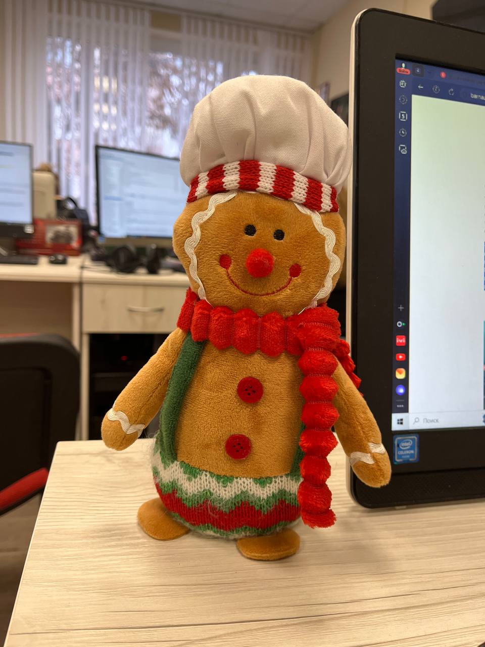 Большинство офисных работников украшают свои рабочие места к Новому году Традиция украшать офис к Новому году остается популярной 3 из 4 сотрудников признались что в декабре превращают свои рабочие места в праздничные уголки Чаще всего новогоднее оформление совместная инициатива 29 респондентов рассказали что и компания и сотрудники участвуют в декорировании вместе Ещё 28 украшают офис за свой счёт а у 17 все берет на себя работодатель Особенно активно в эту традицию вовлечены женщины и молодые сотрудники до 35 лет 77 офисных работников поддерживают идею праздничного декора При этом женщины получают от украшений больше радости чем мужчины а молодежь больше чем коллеги постарше А вы украшаете рабочее место к Новому году Мы в MAX Мы в TG Прислать новость